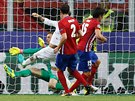 Kapitán Realu Madrid Sergio Ramos (v bílém) skóruje do sít Atlétika ve finále...