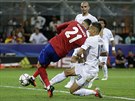 Yannick Carrasco (v erveném) z Atlétika Madrid skóruje do sít Realu Madrid ve...