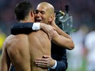 Kou Realu Madrid Zinédine Zidane (elem) v objetí s Cristianem Ronaldem po...