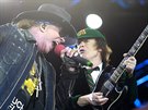 Angus Young a Axl Rose na koncertu AC/DC (Letany, Praha, 22. kvtna 2016)