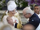 védský král Carl XVI. Gustaf a korunní princezna Victoria na ktu jejího syna...