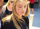 Amber Heardová s modřinou pod okem odchází od soudu (Los Angeles, 27. května...