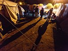 ecká policie vyklízí uprchlický tábor Idomeni. V blízkosti je nkolik dalích...