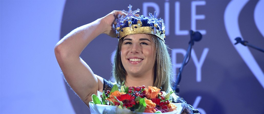 Ester Ledecká s korunou pro vítězku ankety Král bílé stopy.
