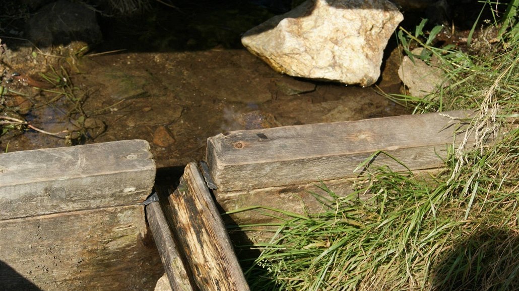 Do studánky u� �ádná voda nep�itéká, ani z ní neodtéká. (12.8.2015)
