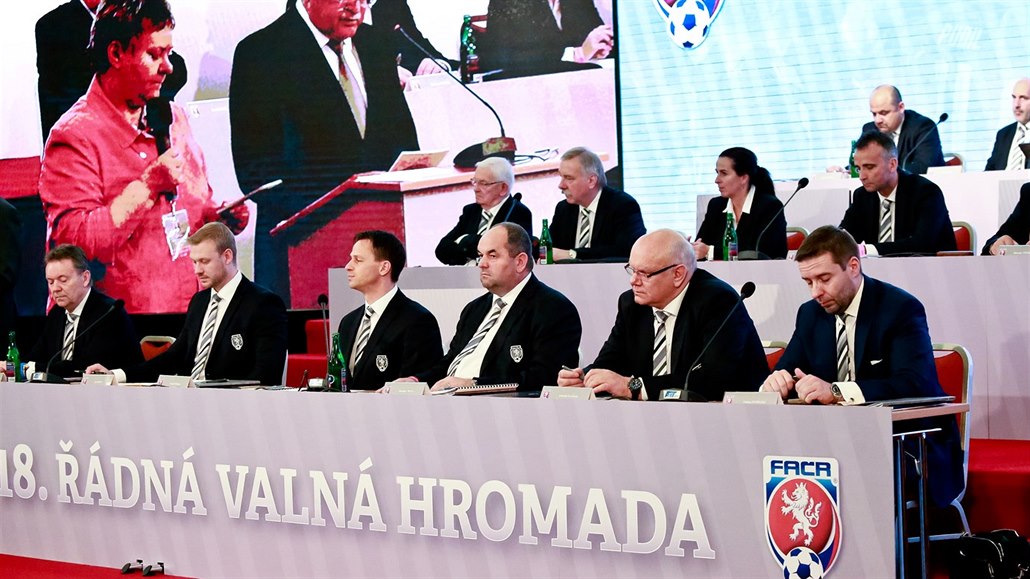 Vedení �eského fotbalu na valné hromad� FA�R v Brn�.