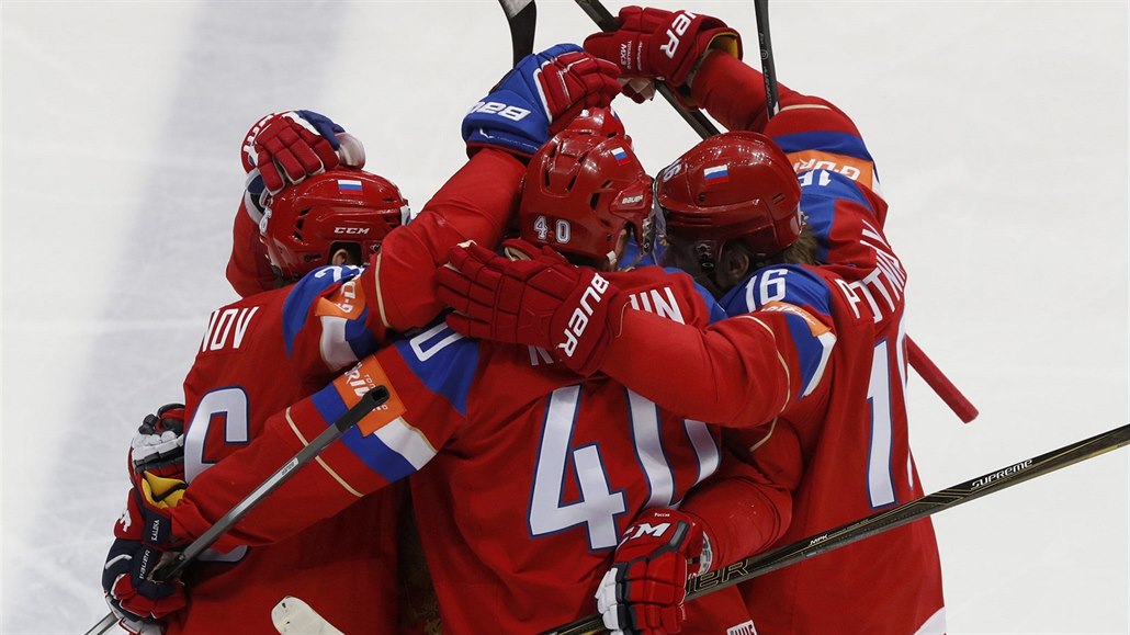 Ru�tí hokejisté slaví gól do americké sít� v duelu o bronz.