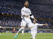HRDINA ÚVODU. Sergio Ramos (ve výskoku) slaví úvodní trefu Realu Madrid do sítě...