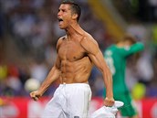 TAK SE NA MĚ PODÍVEJTE. Cristiano Ronaldo slaví triumf v Lize mistrů.