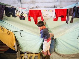 eck policie vyklz uprchlick tbor Idomeni, obyvatele postupn pev do...