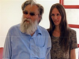 Charles Manson na snímku z roku 2014. Na snímku jeho mladá manželka, kterou si...