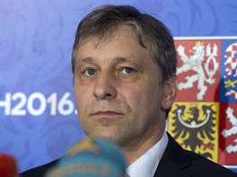 Trenr Josef Janda na tiskov konferenci k nominaci esk hokejov...
