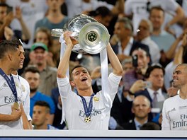 VTZ. Cristiano Ronaldo z Realu Madrid pzuje s pohrem pro vtze Ligy mistr.