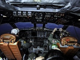 Kabina pilot v letounu P3 Orion