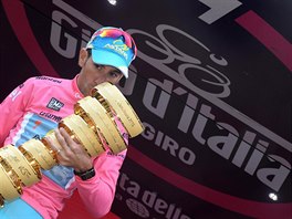 Vincenzo Nibali se t s trofej pro vtze Gira.