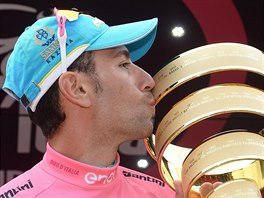 TA JE MOJE! Vincenzo Nibali obadn lb trofej pro vtze Gira.