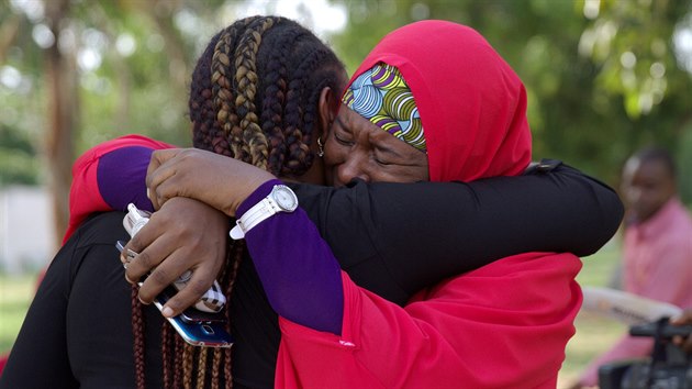 Nigerijské ženy angažované v hnutí Bring back our girls oslavují osvobození studentky Aminy Ali Nkekiové ze zajetí Boko Haram (19. května 2016)