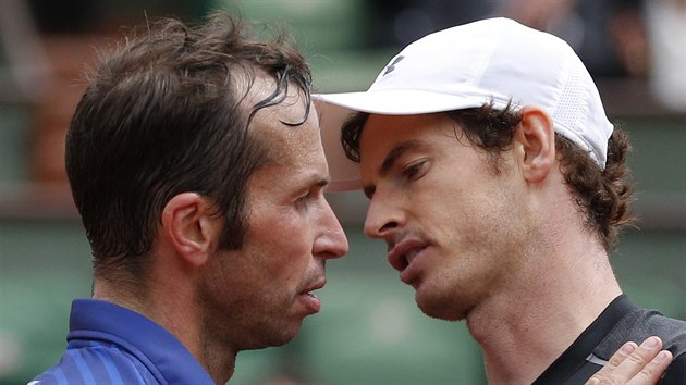 POZDRAV PLN RESPEKTU. Radek tpnek (vlevo) a Andy Murray po ptisetovm boji na Roland Garros.