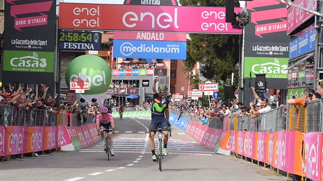 panlsk vetern Alejandro Valverde slav vtzstv v 16. etap Gira. Hned za nm dojel nizozemsk ldr Steven Kruijswijk.