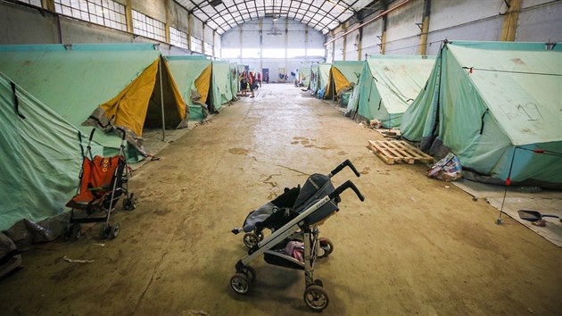 eck policie vyklz uprchlick tbor Idomeni, obyvatele postupn pev do novch oficilnch tbor v okol Solun. Tbor ve tvrti Sindos (25. 5. 2016)