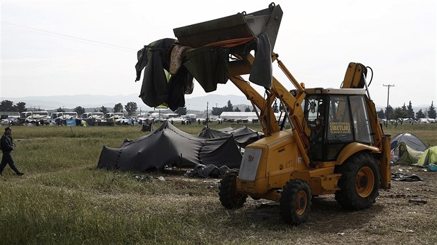 eck policie zaala vyklzet uprchlick tbor v Idomeni, buldozery likvidovaly oputn stany (24.5.2016)