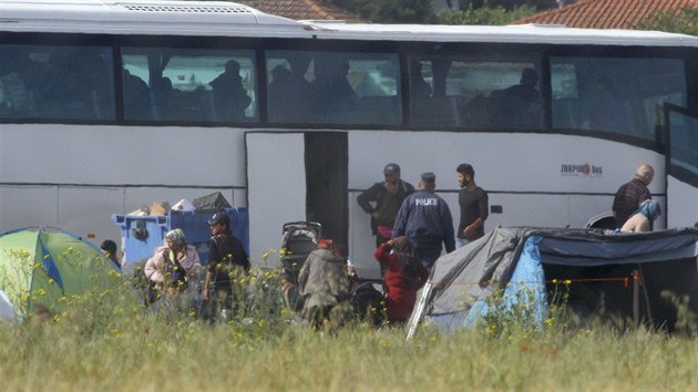 eck policie zaala vyklzet uprchlick tbor v Idomeni, migranty odvely autobusy (24.5.2016)