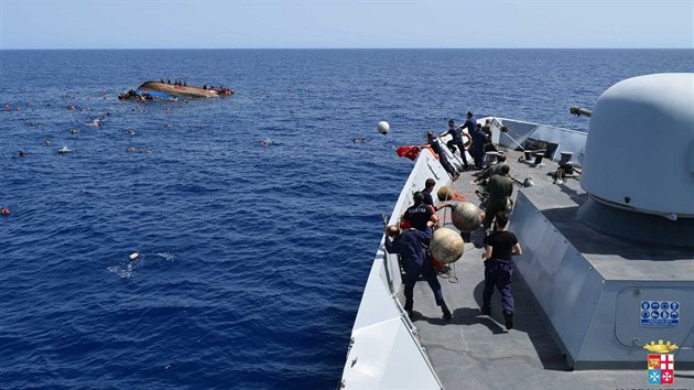 U beh Libye ve Stedozemnm moi se pevrtila lo s migranty. Nejmn sedm lid utonulo, dalch 500 se podailo zachrnit (25.5.2016)