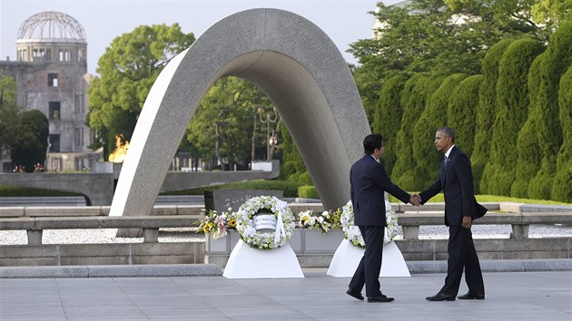 Americký prezident Barack Obama (vpravo) a japonský premiér Šinzó Abe se zdraví před Hirošimským památníkem míru (27.5.2016)