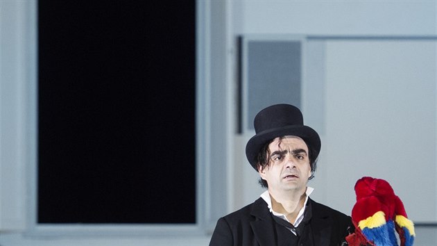 Rolando Villazón jako Michel v berlínské inscenaci opery Bohuslava Martinů Juliette