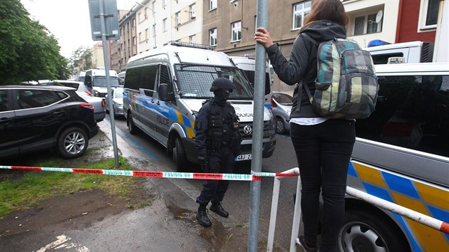 Zsah policie u socilnho centra Klinika. Anonym tam nahlsil u podruh bombu (24. kvten 2016)