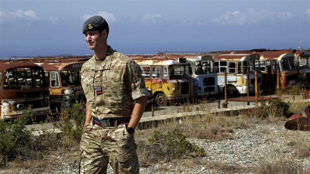 Opuštěná vozidla na britské vojenské základně v kyperském městě Episkopi.