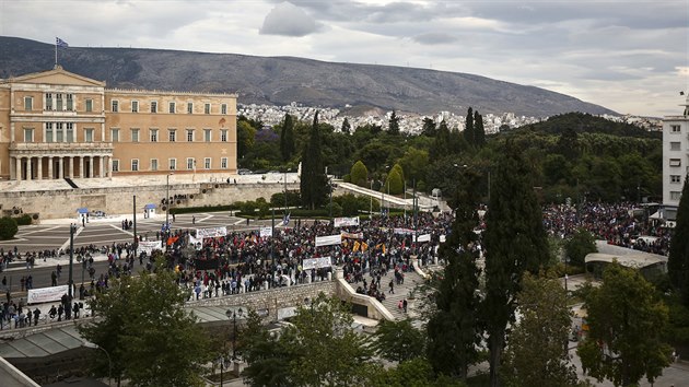 Demonstranti zaplnili nmst Syntagma ped budovou eckho parlamentu. Protestovali proti hlasovn poslanc o spornch opatench, kter by mly ecku zajistit dal z evropskch zchrannch balk. (22. kvtna 2016)