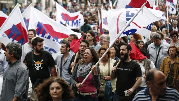 Demonstranti zaplnili nmst Syntagma ped budovou eckho parlamentu. Protestovali proti hlasovn poslanc o spornch opatench, kter by mly ecku zajistit dal z evropskch zchrannch balk. (22. kvtna 2016)