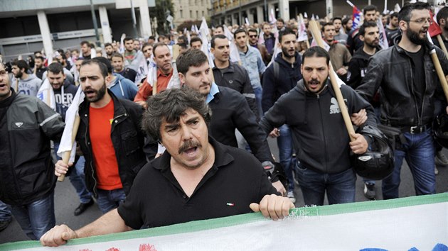 Demonstranti zaplnili nmst Syntagma ped budovou eckho parlamentu. Protestovali proti hlasovn poslanc o spornch opatench, kter by mly ecku zajistit dal z evropskch zchrannch balk. (22. kvtna 2016)