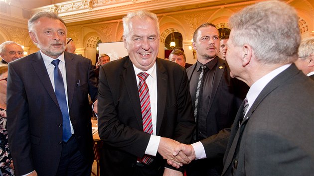 Prezident Milo Zeman na ofnskm fru. (25. kvtna 2016)