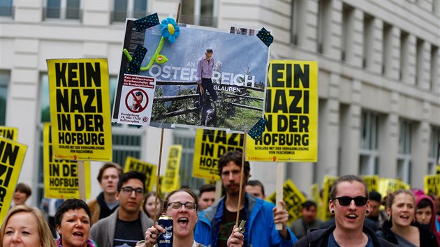 Protestujc proti prezidentskmu kandidtovi Norbertu Hoferovi dr cedule s npisem dn nacista v Hofburgu (19. kvtna 2016).