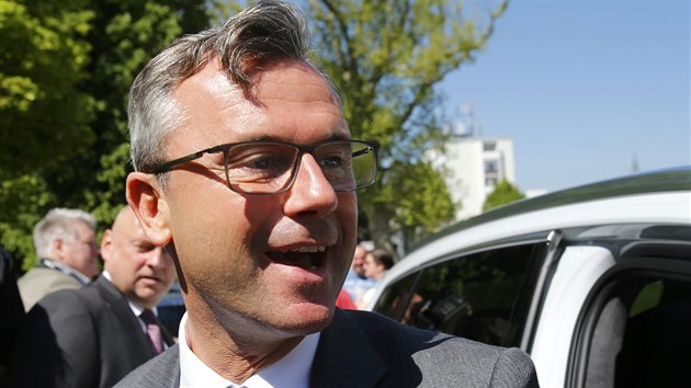Prezidentsk kandidt FP Norbert Hofer volil v domovskm Pinkafeldu (22. kvtna 2016).