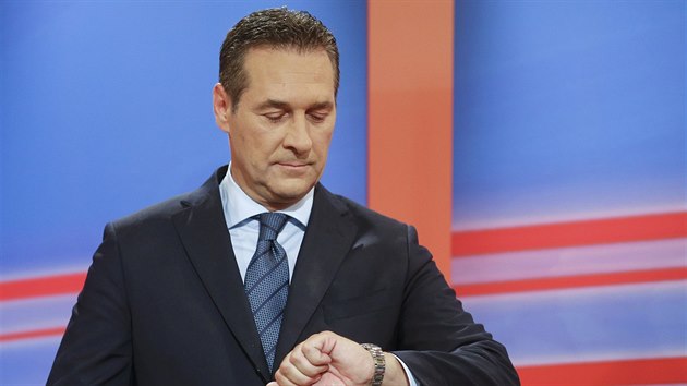 Předseda FPÖ Heinz-Christian Strache netrpělivě vyhlíží výsledky voleb i začátek televizní debaty ve Vídni mezi prezidentskými kandidáty (22. května 2016).