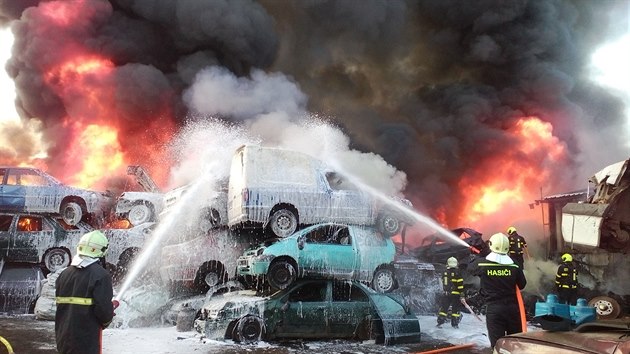 U požáru vrakoviště v Ropici u Třince zasahovalo sedm hasičských jednotek. (23. května 2016)