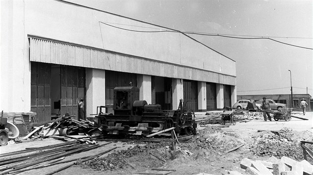 Výstavba vozovek před průčelím garáže Kačerov na jaře 1966.