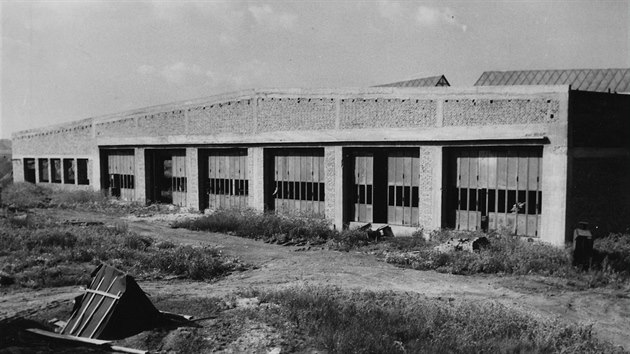 Jihovýchodní průčelí rozestavěného garážovacího objektu v roce 1965.