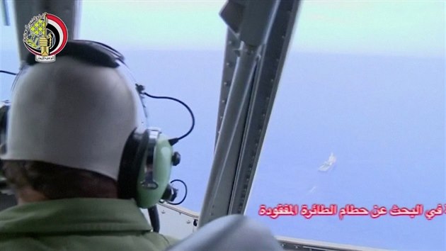 Pilot egyptsk armdy ptr po troskch zcenho letadla EgyptAir ve Stedozemnm moi. (20. kvtna 2016)