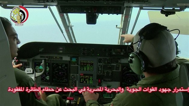 Egyptsk armda intenzivn ptr po troskch zcenho Airbusu A320 spolenosti EgyptAir ve Stedozemnm moi. (20. kvtna 2016)