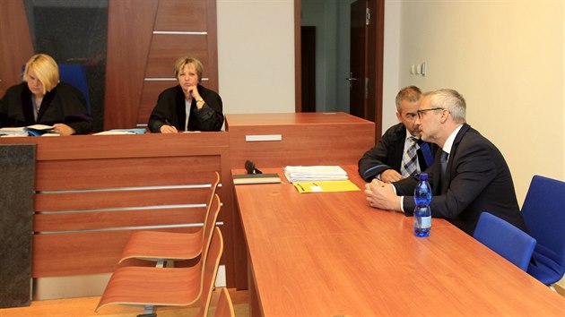 Bval brnnsk radn za ANO Tom Kratochvl (vpravo) stanul ped soudem kvli fiktivnm fakturm za reklamu. (25. 5. 2016)