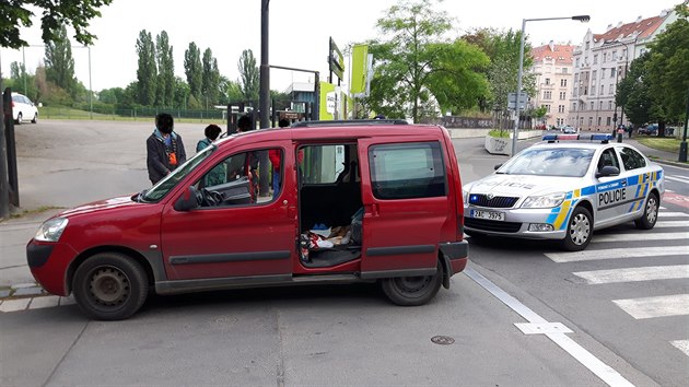 ofr citrenu, kter namtkou zastavili a zkontrolovali prat policist, ml zkaz zen. Snail se je obmkit tm, e se vlastn obtoval.