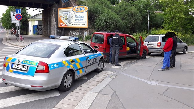 ofr citrenu, kter namtkou zastavili a zkontrolovali prat policist, ml zkaz zen. Snail se je obmkit tm, e se vlastn obtoval.