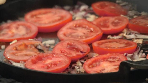 K cibulce a česneku přidejte rajčata pokrájená na kolečka.