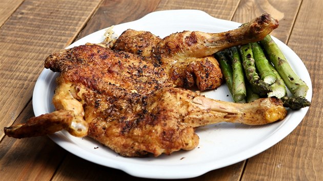 Doma grilované kuře nemá konkurenci, takové u stánku nekoupíte. Celý fígl spočívá v tom, vědět, kde říznout, a celé kuře tak jednoduše zbavit kostí a převést do placaté formy.  
