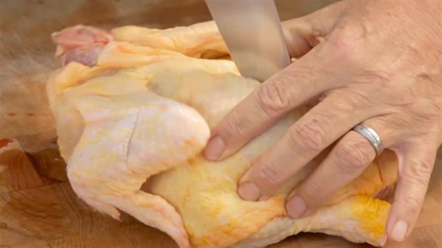 Očištěné kuře ostrým nožem rozřízněte podél páteře.
