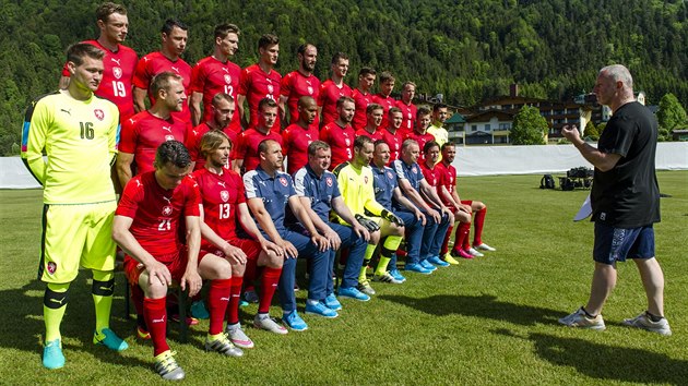 Svazov fotograf Jan Tauber na hiti v Kranzachu vysvtluje reprezentantm, jak bude probhat tmov focen.